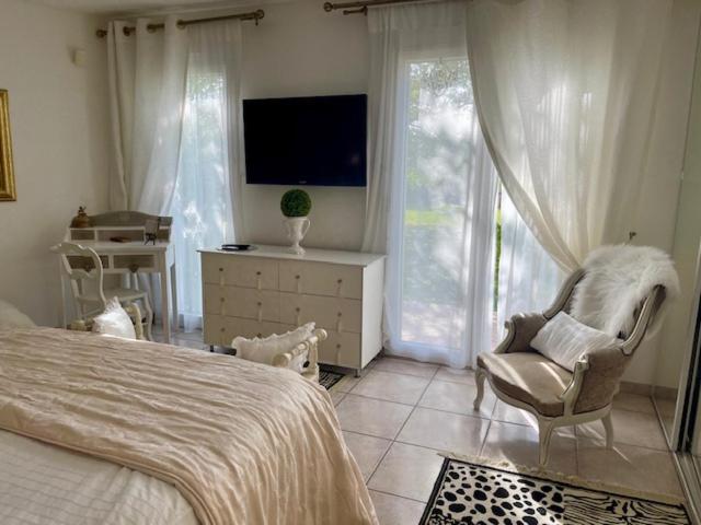 B&B Les Muscades Saint-Étienne-du-Grès Dış mekan fotoğraf