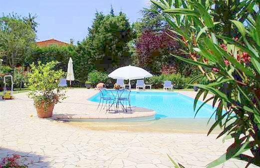 B&B Les Muscades Saint-Étienne-du-Grès Dış mekan fotoğraf